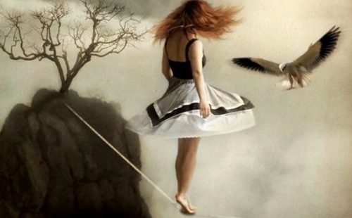 Vrouw die op een touw staat