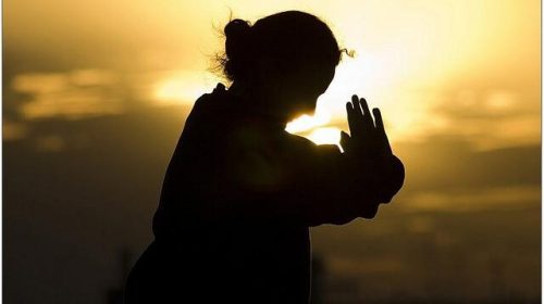 Vrouw die martial arts beoefent