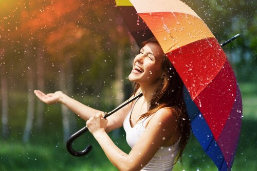 Vrouw die geniet van de regen