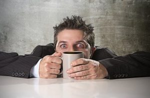 Hoe treedt een vergiftiging door cafeïne precies op?