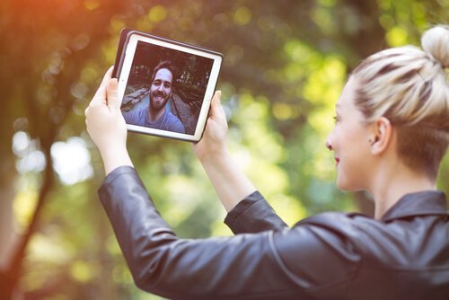 vrouw die videobelt