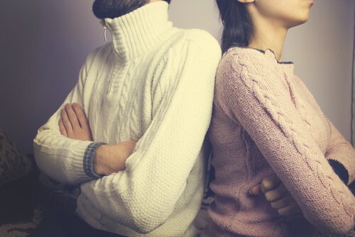 Koppel dat elkaar de rug toekeert