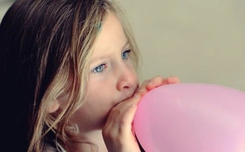 Help om je kind te kalmeren door ballonademen