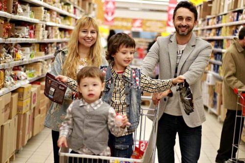 Gezin samen in de supermarkt