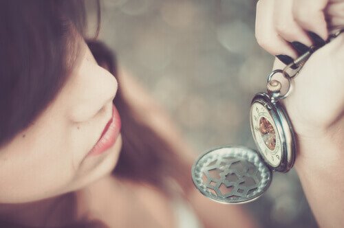 Meisje kijkt op horloge