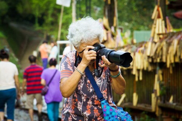 Grootmoeder neemt foto's