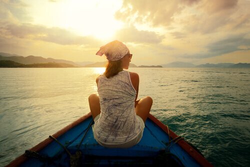 Vrouw vaart op een bootje