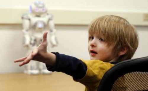 Jongetjes met autisme en zijn robot