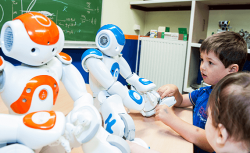 Kindjes met autisme werken met robots