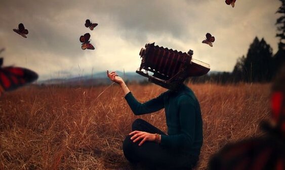 Man met camera op hoofd