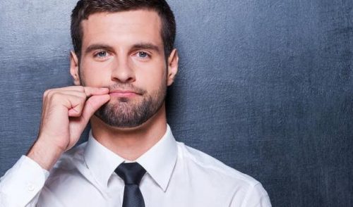 Man die laat zien dat hij zijn mond houdt