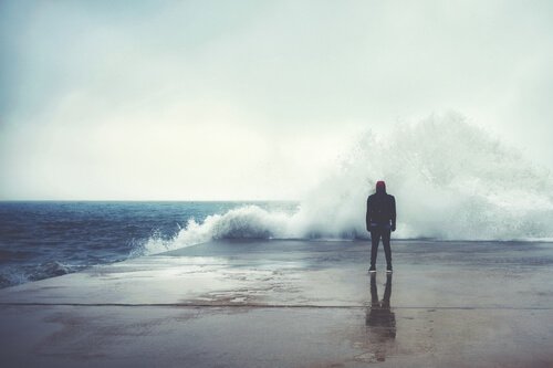 Man die naar de golven kijkt