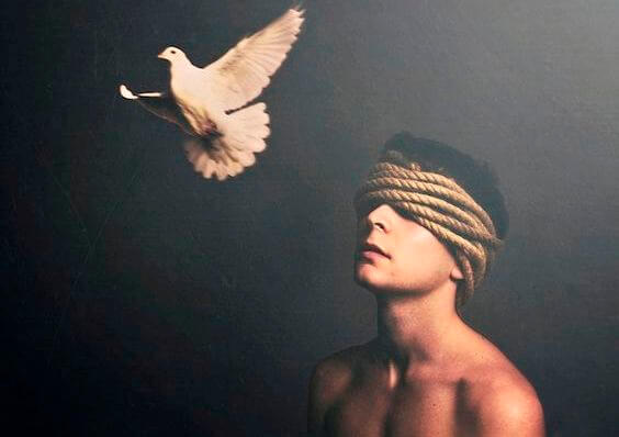 Man met blinddoek van touw