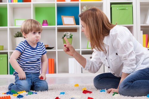 moeder boos op zoon