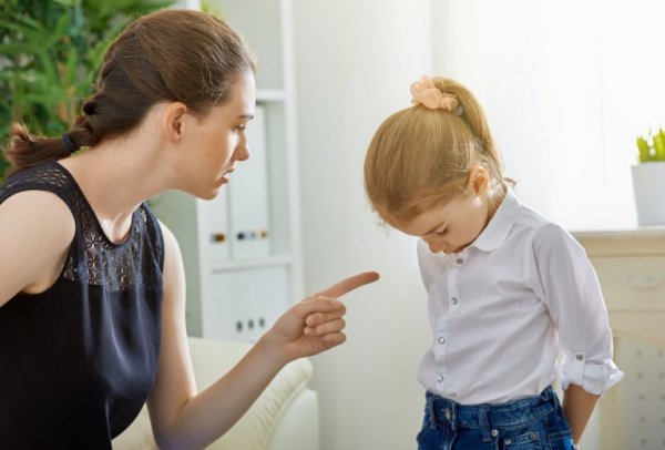Narcistische moeder wijst dochter terecht