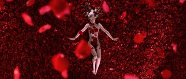 Angela omringd door rozenblaadjes