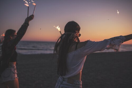Tieners feesten op strand
