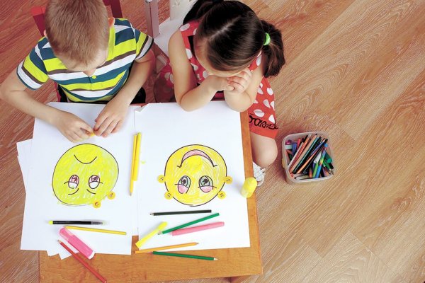 Twee kinderen leren over emoties