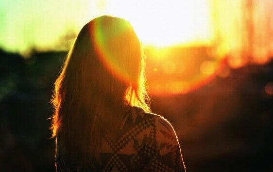 Vrouw kijkt naar de zonsondergang