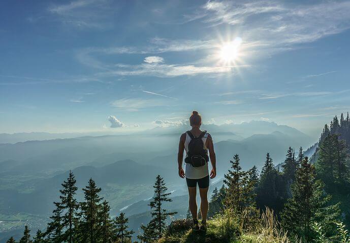 Vrouw op een berg