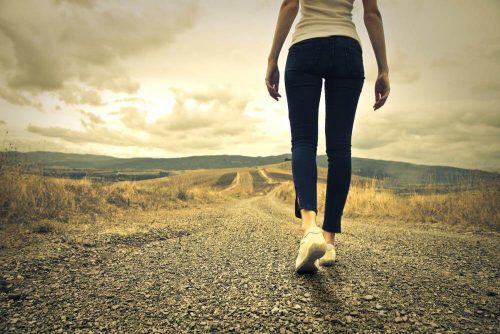 Vrouw die alleen een weg bewandelt