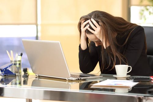 Vrouw heeft last van werkgerelateerde stress