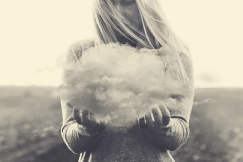 Meisje dat een wolk probeert vast te pakken