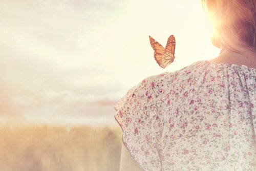 Vrouw met vlinder op haar schouder