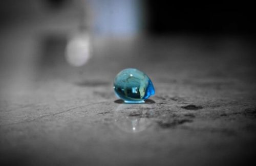 Blauwe druppel op de vloer