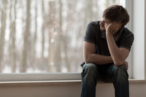 Depressieve man kijkt naar buiten