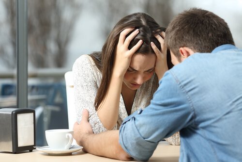 Depressieve vrouw huilt uit bij vriend