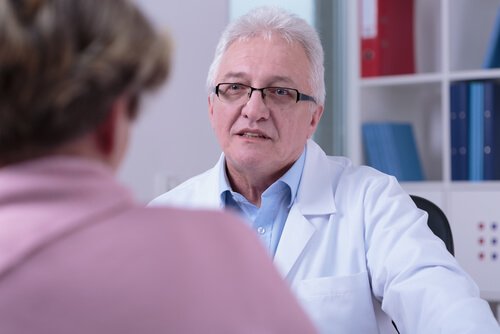 Man praat met dokter