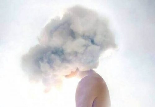 Iemand met zijn hoofd in de wolken
