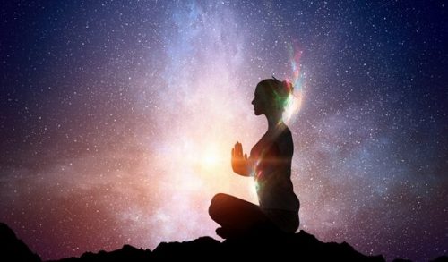 Vrouw mediteert tot het universum
