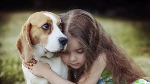 Meisje dat haar hond knuffelt