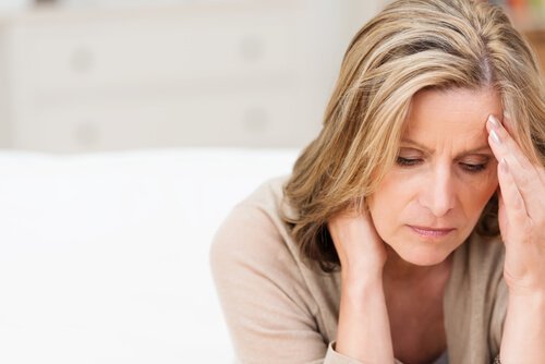 Droevige vrouw met veel zorgen