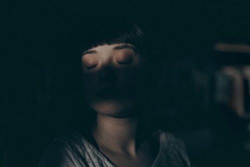 Vrouw slaapt in het donker