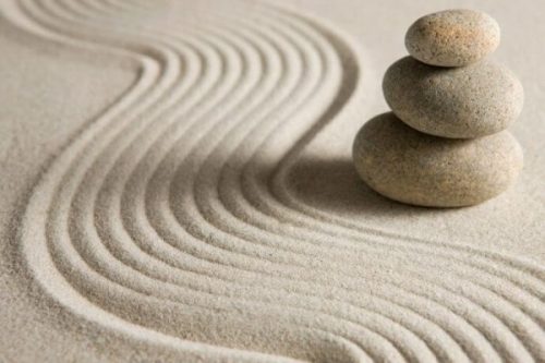Drie steentjes op zand