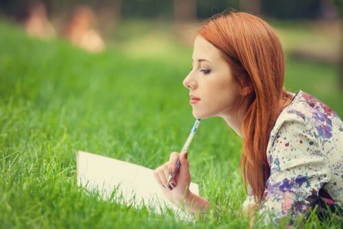 Vrouw leest boek in het gras