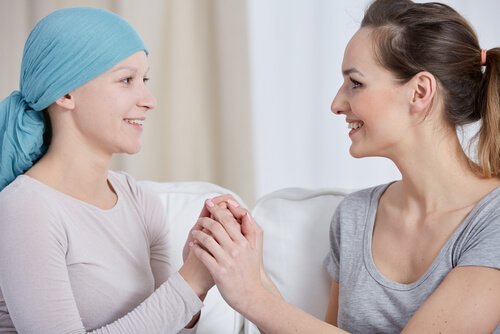 Vrouw steunt vrouw met borstkanker