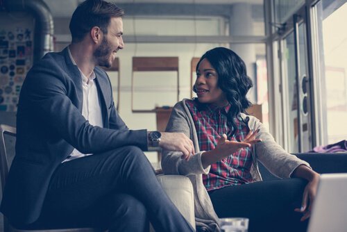 Twee collega's bouwen een emotionele band op