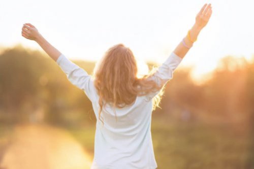 Gelukkige vrouw met levensdoel