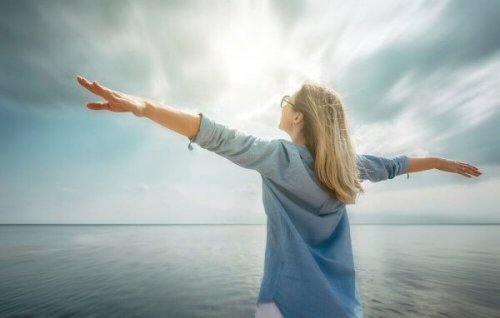 Gelukkige vrouw aan het water