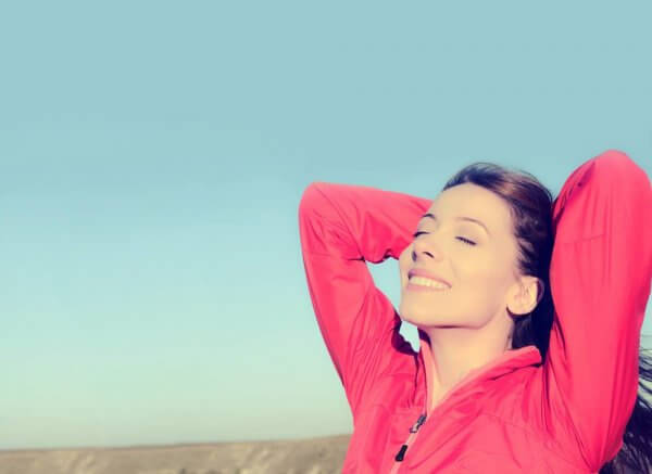 Gelukkige vrouw geniet van frisse lucht