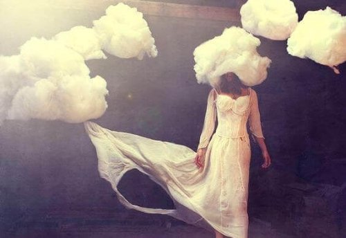 Vrouw met haar hoofd in de wolken