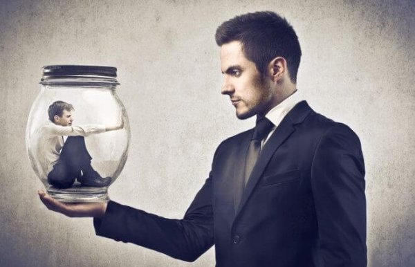 Man houdt glazen pot vast met daarin een andere man