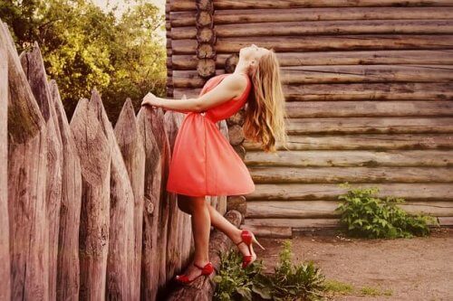 Meisje in een rode jurk en hoge hakken