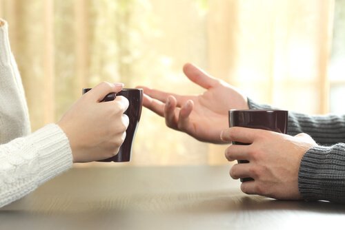 Twee personen in gesprek tijdens een kop koffie