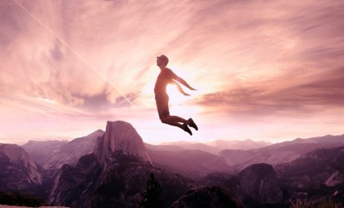 Man die een sprong in het diepe waagt