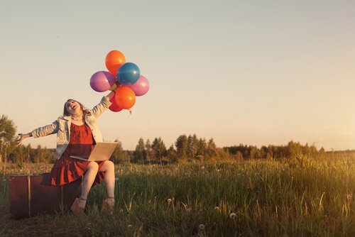 Blije vrouw met ballonnen